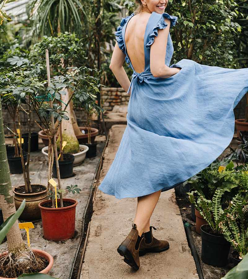 Rückenfreies Leinenkleid mit Rüschenärmeln 