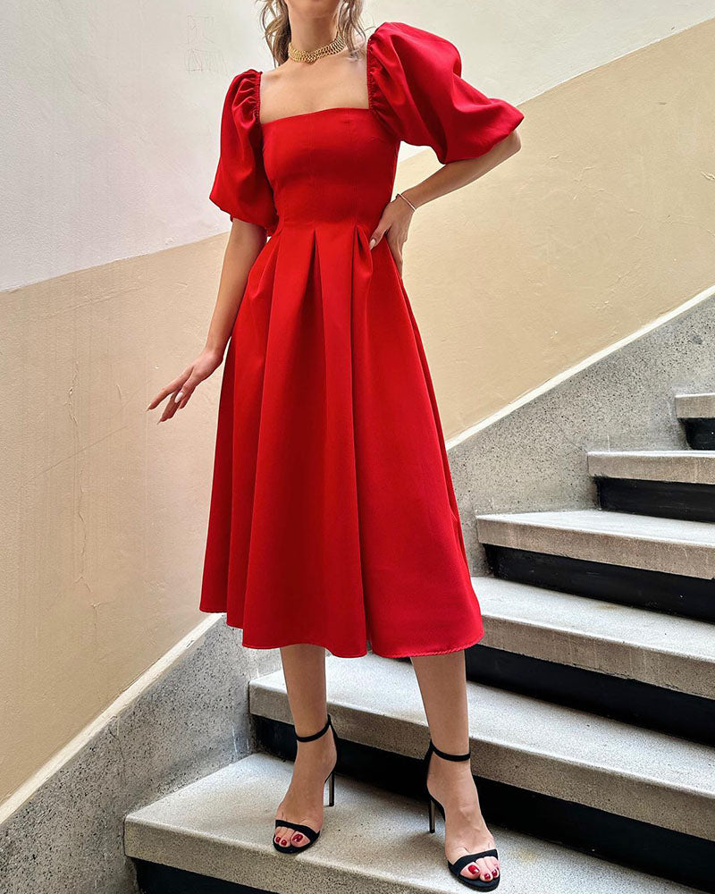 Robe rouge à manches bouffantes et col carré 