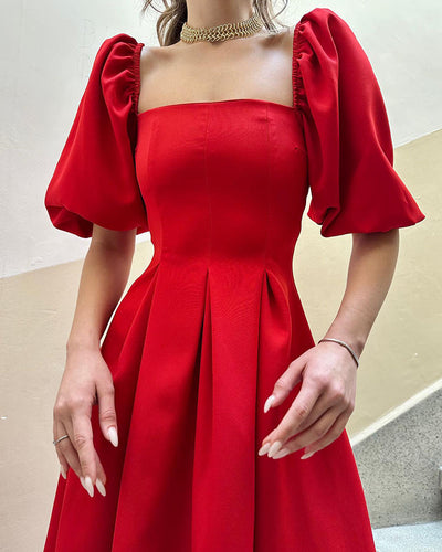 Robe rouge à manches bouffantes et col carré 