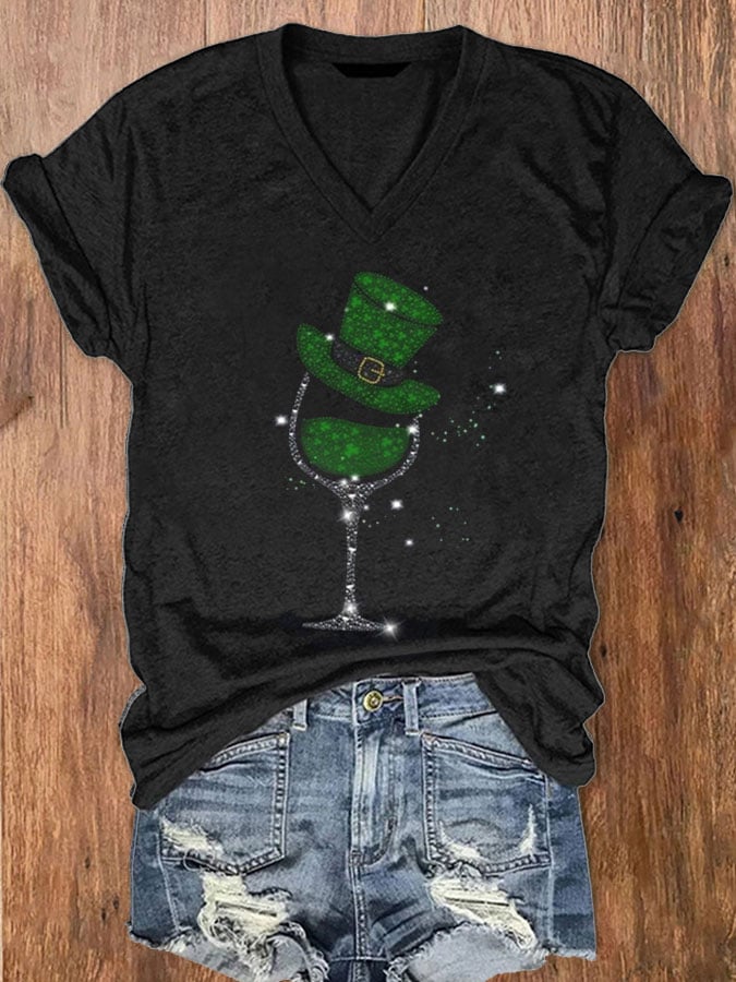 Damen T-Shirt mit V-Ausschnitt und kurzärmeligem St. Patrick's Weinglas-Aufdruck 