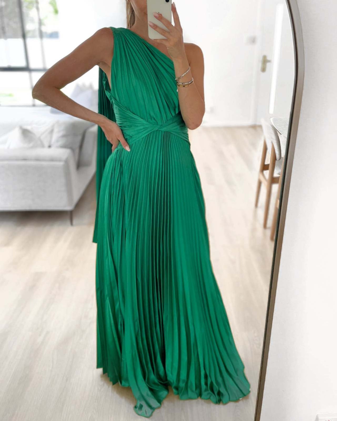 Robe asymétrique plissée en satin 