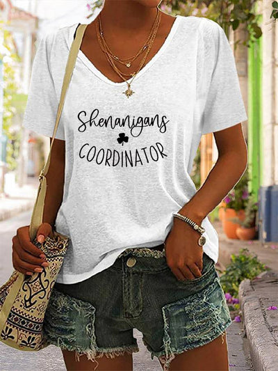 T-Shirt mit V-Ausschnitt und Shenanigans Coordinator-Aufdruck für Damen 