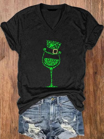 T-shirt à col en V imprimé verre à vin Shamrock pour femme de la Saint-Patrick 