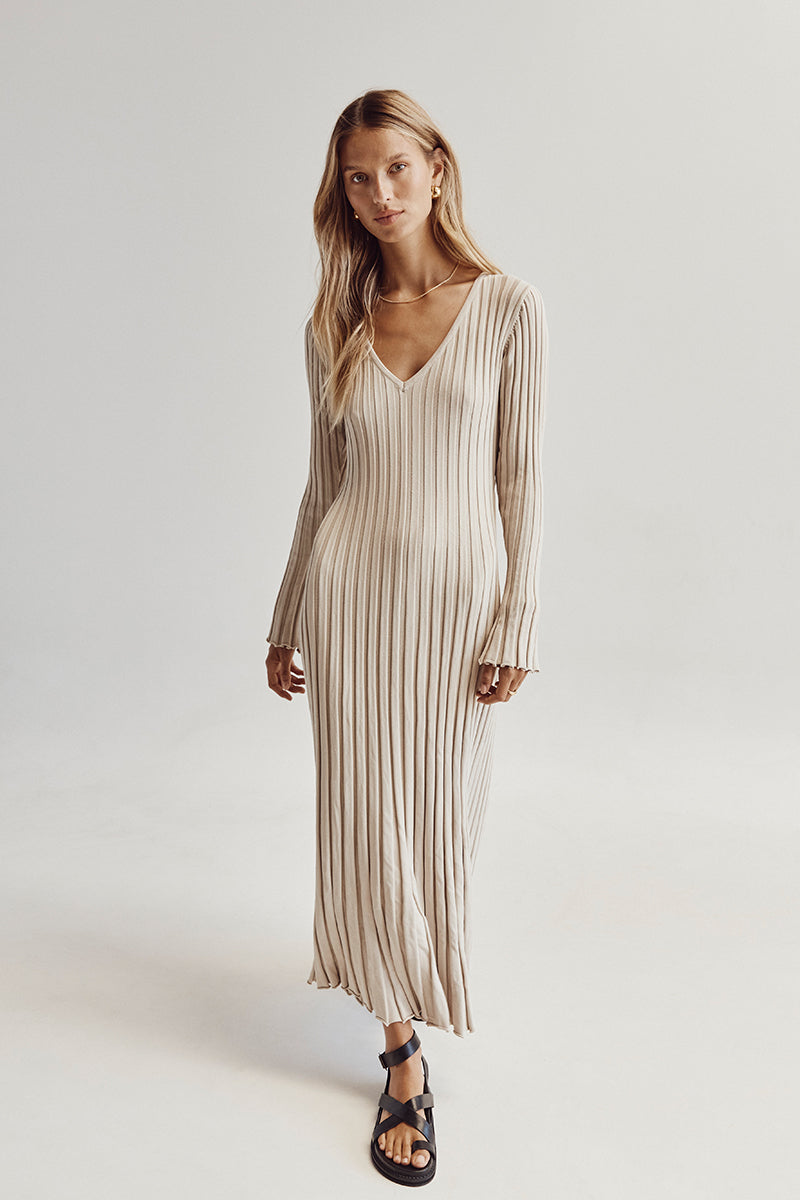 Robe midi en tricot à manches et col en V 