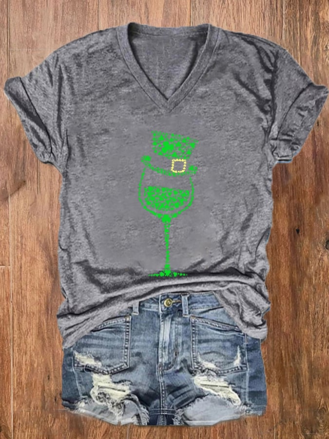 T-shirt à col en V imprimé verre à vin Shamrock pour femme de la Saint-Patrick 