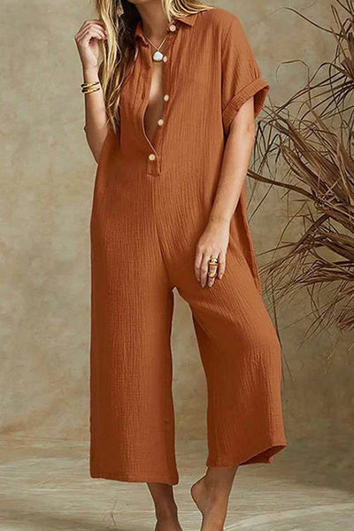 KURZÄRMELIGER JUMPSUIT MIT V-AUSSCHNITT, BUTTON-DOWN-UMLEGEKRAGEN, WEIT BEINIGER JUMPSUIT