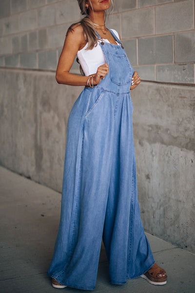 Modischer, lässiger Jumpsuit mit einfarbigen Taschen und Spaghettiträgern