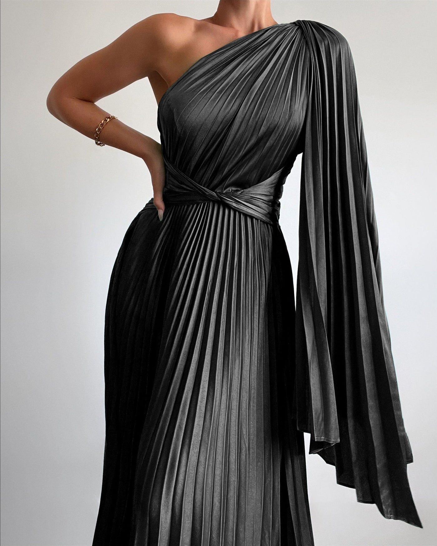 Robe asymétrique plissée en satin 