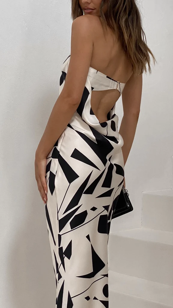 Schulterfreies Maxikleid mit geometrischem Print