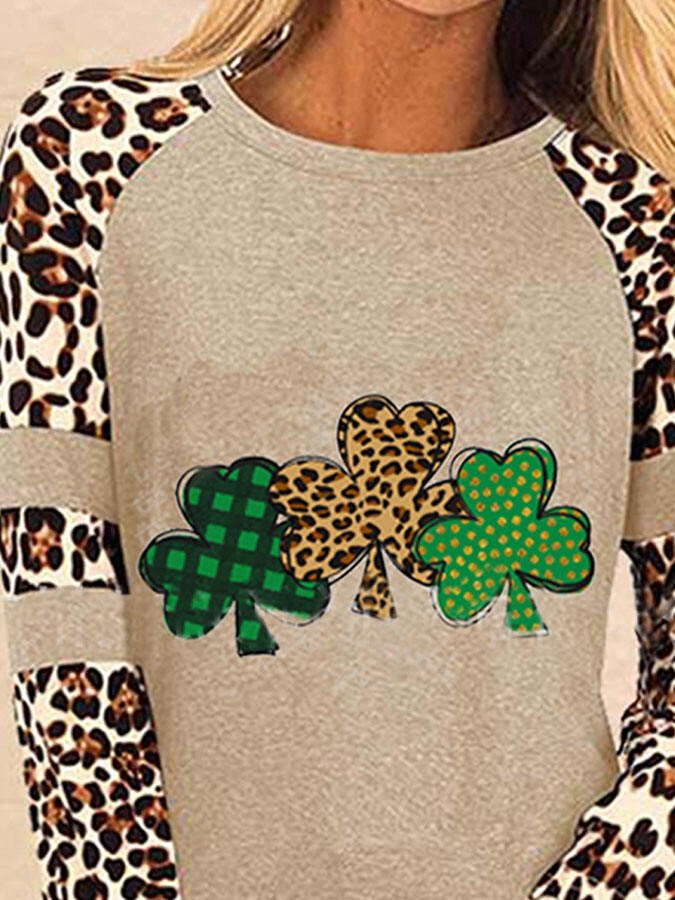 Lässiges T-Shirt mit Leopardenmuster und drei Blättern 