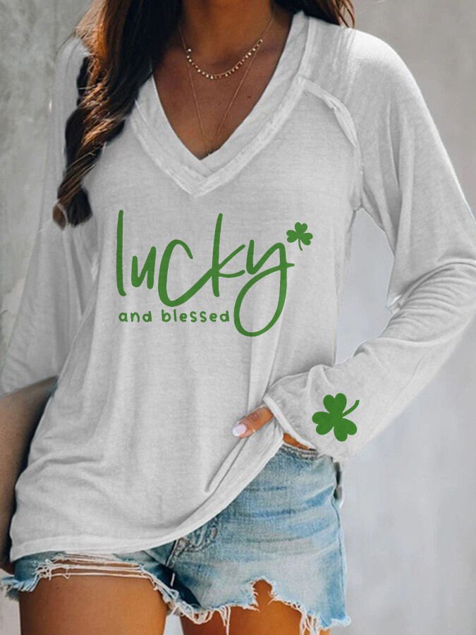 Damen T-Shirt mit V-Ausschnitt und Aufdruck „LUCKY and Blessed“ zum St. Patrick's Day 