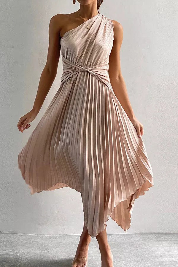 Robe midi plissée en satin à une épaule