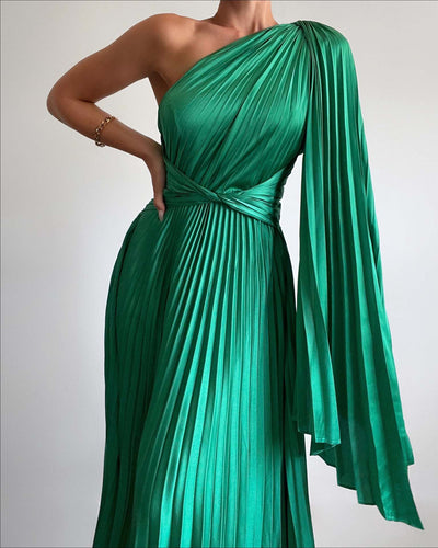 Robe asymétrique plissée en satin 