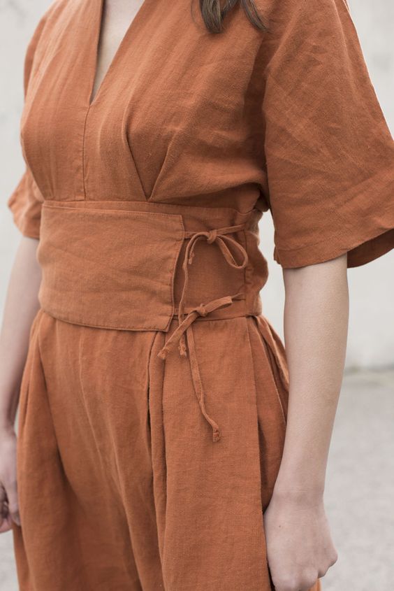 Vintage-Jumpsuit aus Leinen mit Gürtel 