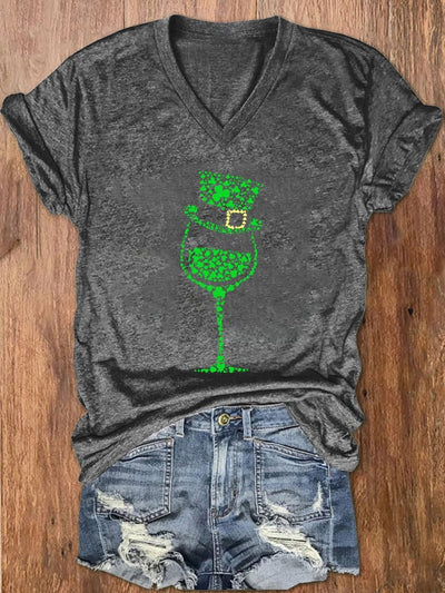 T-shirt à col en V imprimé verre à vin Shamrock pour femme de la Saint-Patrick 