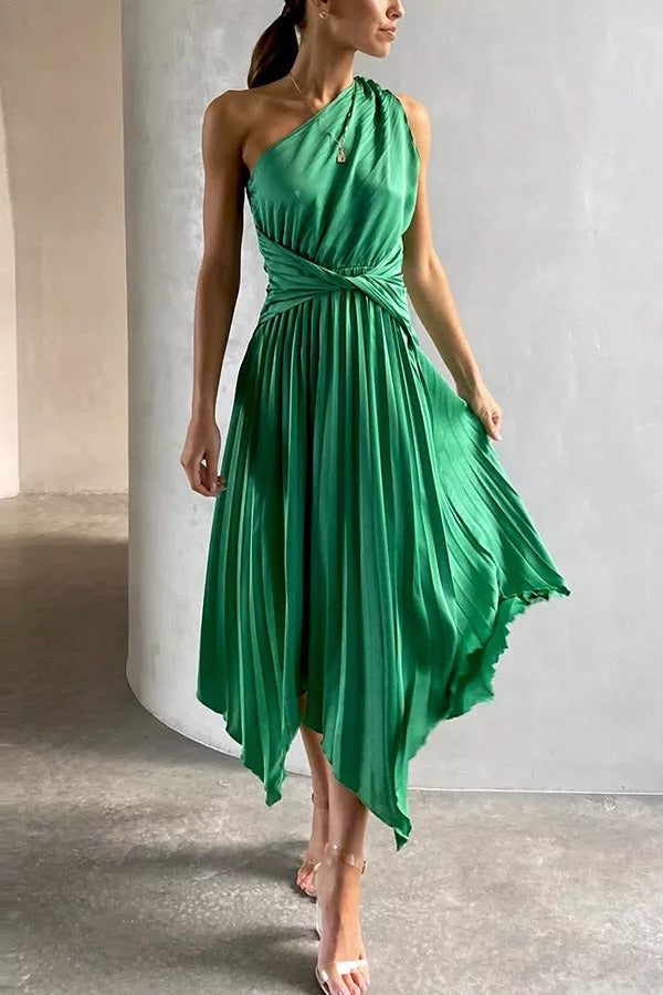 Robe midi plissée en satin à une épaule